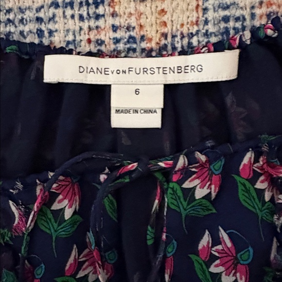 Diane Von Furstenberg Simonia Silk Blouse in Zen Floral SZ 6 EUC - Picture 4 of 7